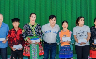 Ê kíp Đan Trường hỗ trợ bà con Yên Bái gặp khó khăn sau bão lũ