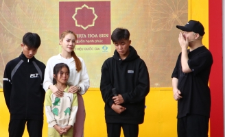 [E] Xót xa ba em nhỏ mồ côi và bức ảnh gia đình được phục dựng từ di ảnh cha mẹ