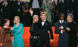 Elvis vinh dự nhận về tràng pháo tay dài 12 phút