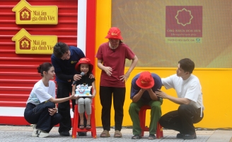 Đà Nẵng: Gần 800 triệu đồng đến trẻ em khó khăn trong ngày ghi hình đầu tiên Mái ấm gia đình Việt