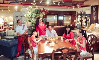 Gia đình Minh Khang – Thuý Hạnh tay trong tay mua sắm cho mùa Giáng sinh