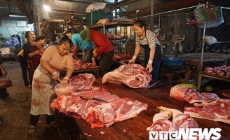 Giá thịt lợn tăng 'sốc', dân buôn kêu ế thảm