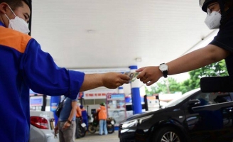 Giá xăng dầu giảm lần thứ tư, xuống dưới 20.000 đồng