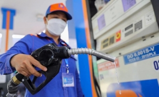 Giá xăng giảm 830 đồng/lít