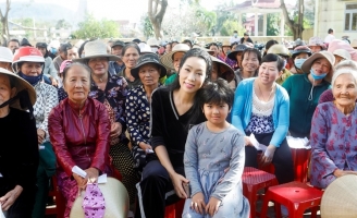 Giữ đúng lời hứa, NSƯT Trịnh Kim Chi đến giúp đỡ bà con vùng lũ