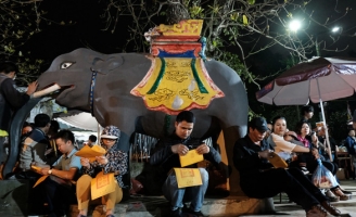 Giữa đêm trắng đền Trần, sao không bình tâm 