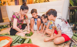 Hà Kiều Anh giản dị, quây quần gói bánh chưng cùng gia đình
