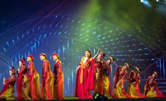 Hà Kiều Anh khoe giọng hát trên sân khấu Hoa Hậu Việt Nam