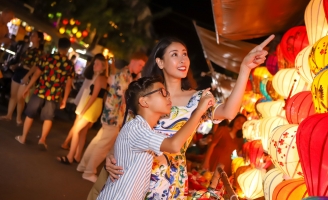 Hà Kiều Anh rủ em trai và diễn viên Mai Thu Huyền thăm thú Hội An 