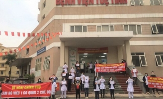 Hà Nội: Hơn 40 y bác sĩ xuống đường cầm băng rôn 