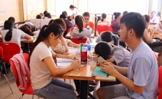 Hà Nội nóng như nung, sinh viên đến cửa hàng tiện lợi… ôn thi