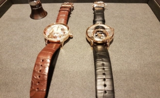 Hai chiếc đồng hồ tổ chim trị giá 24 tỷ đồng tại Hà Nội