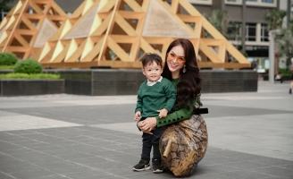 Hai mẹ con Dương Cẩm Lynh sành điệu trên phố 