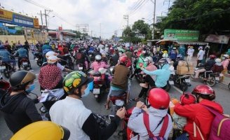 Hàng chục ngàn người đi xe máy về quê: F0 xuất hiện ở nhiều tỉnh