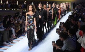 Hãng thời trang Michael Kors tính thâu tóm Versace giá 2 tỷ USD