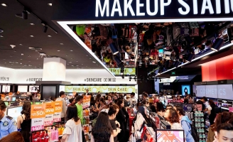 Hàng trăm bạn trẻ đến cực sớm xếp hàng để mua sắm tại Watsons trong ngày mở bán đầu tiên