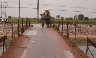 Hàng trăm hộ dân thấp thỏm bên cây cầu cũ nát