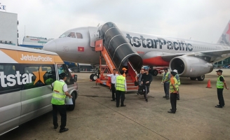 Hành khách tự ý mở cửa thoát hiểm máy bay bị phạt 2 triệu