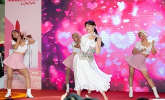 Hari Won rạng rỡ trong sự kiện ra mắt đại sứ thương hiệu dòng son từ Hàn Quốc