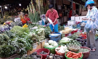 Hết tết rồi, rau củ Sài Gòn vẫn giá tết, có thứ gấp đôi ngày thường