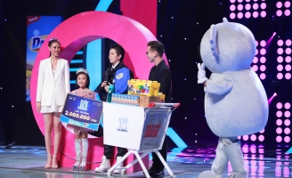 HH Khánh Vân và siêu nhí Khánh An đã có màn “battle” thần thái ngay trên vòng xoay