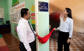 H’Hen Niê lần đầu về miền Tây trao thư viện thân thiện