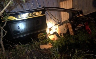 Hiện trường kinh hoàng vụ xe limousine bị container đè bẹp