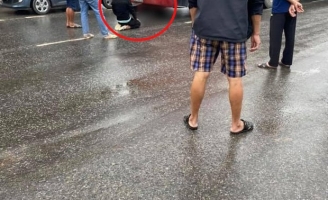 Hình ảnh chồng quỳ gối, thất thần bên thi thể vợ bị xe đầu kéo cán tử vong khiến bao người xót xa