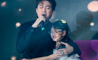 Hồ Việt Trung cùng con gái trình diễn ca khúc Bức Thư Gửi Con trong liveshow kỷ niệm 20 năm ca hát 