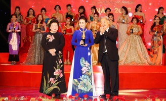 Hoa hậu Amy Lê Anh hạnh phúc khi được xướng tên nhân 2 giải thưởng danh giá