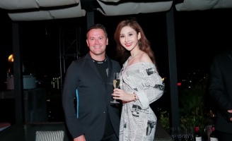 Hoa hậu Châu Á Thế giới 2018 Chi Nguyễn quyến rũ bên cạnh danh thủ Michael Owen