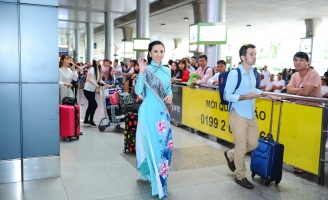 Hoa hậu Châu Ngọc Bích diện áo dài giản dị về nước sau đăng quang