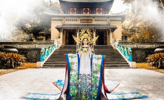 Hoa hậu Châu Ngọc Bích mang áo dài biểu tượng hoa sen trắng tới Mrs Universe 2018