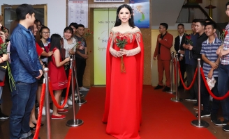 Hoa hậu Châu Ngọc Bích xuất hiện nổi bật trong sự kiện Gala Tết cho trẻ em vùng cao