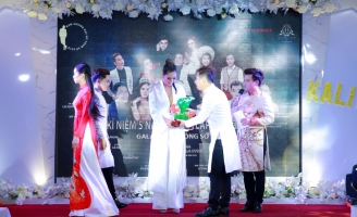 Hoa hậu Dy Khả Hân đấu giá thành công vật phẩm phong thuỷ