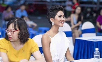 Hoa hậu H’Hen Niê bất ngờ có mặt tại Hà Nội tham gia sự kiện công bố quỹ từ thiện dành cho cộng đồng