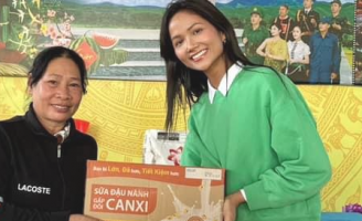 Hoa hậu H’Hen Niê dành toàn bộ lúa gạo gia đình thu hoạch tặng bà con vùng biên giới 