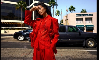 Hoa hậu H'Hen Niê dạo đường phố Los Angeles, tạo dáng chụp ảnh cá tính