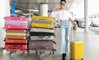 Hoa hậu H’Hen Niê mang 7 vali xuất ngoại