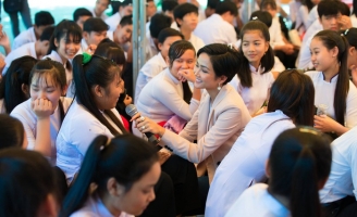 Hoa hậu H'Hen Niê mừng sinh nhật bằng dự án xây thư viện 