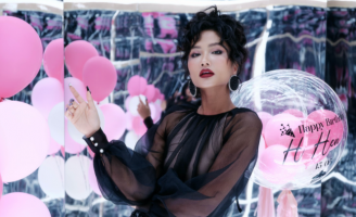 Hoa hậu H’Hen Niê nhận món quà mừng sinh nhật bất ngờ từ ê kíp