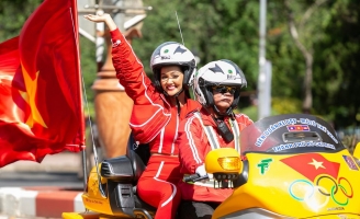 Hoa hậu H’Hen Niê tạo ấn tượng với khán giả khi xuất hiện trong trang phục sporty “đỏ toàn tập”