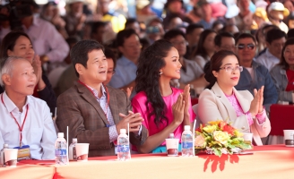 Hoa hậu H'Hen Niê tôn vinh vải thổ cẩm, quảng bá cà phê và tình yêu quê hương Đắk Lắk 