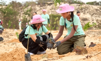 Hoa hậu H’Hen Niê trồng cây trên đồi đất cát