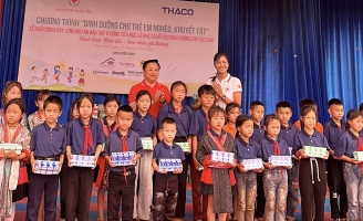 Hoa hậu H’Hen Niê vào bếp nấu ăn cho học sinh tại Điện Biên