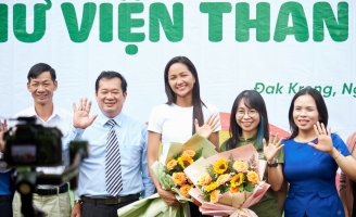 Hoa hậu H'Hen Niê về Gia Lai trao thư viện thân thiện cho học sinh tiểu học 