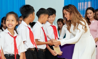 Hoa hậu H’Hen Niê về trường cũ trao hệ thống lọc nước sạch 