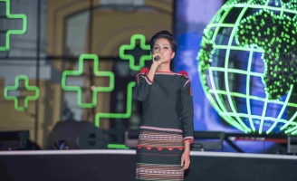 Hoa hậu H’Hen Niê xuất hiện trong trang phục Ê đê tại chiến dịch Giờ Trái Đất 2018