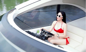 Hoa hậu Huỳnh Thúy Anh tung loạt ảnh bikini khoe vóc dáng chuẩn dịp đầu năm