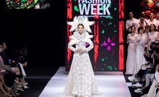 Hoa hậu Khánh Vân diễn vedette, xuất hiện thần thái trong tà áo dài lộng lẫy